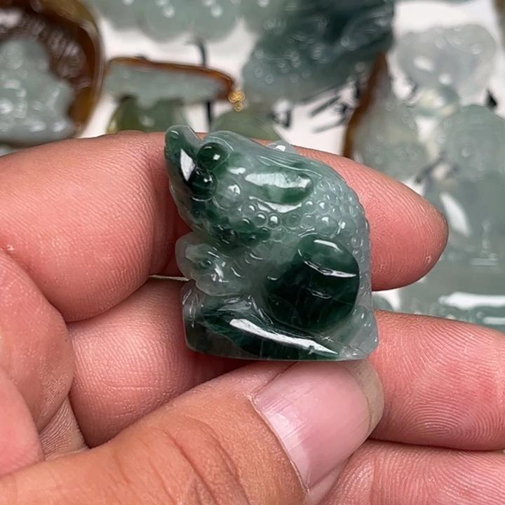 翡翠未镶嵌颈饰金蟾