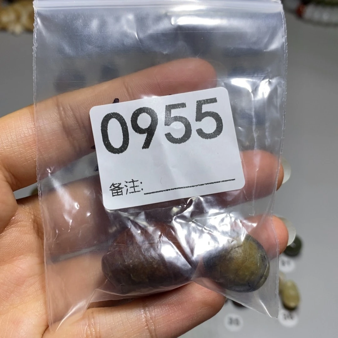 颈饰未镶嵌透闪石质玉乐*