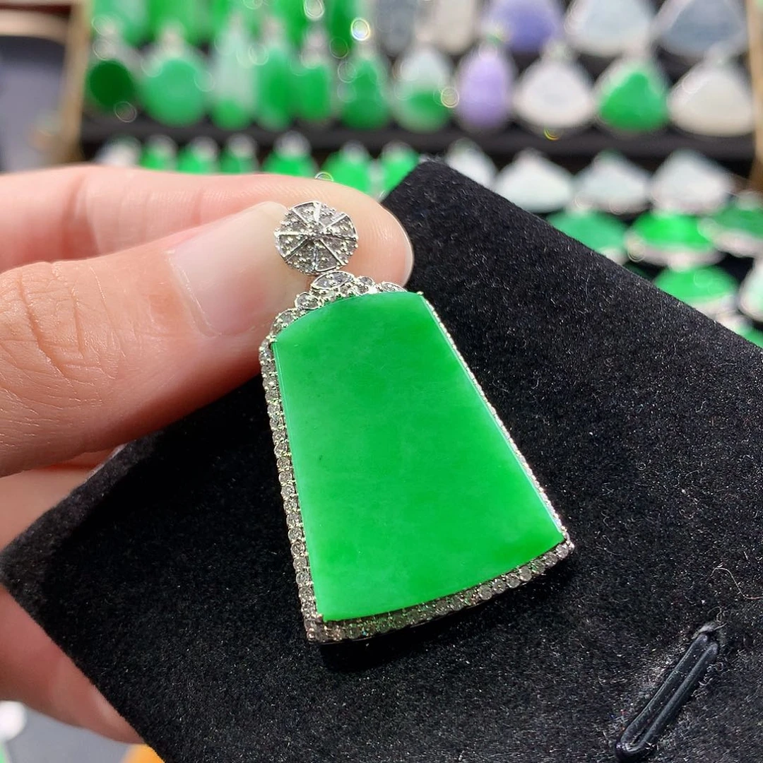 翡翠18K金镶嵌颈饰