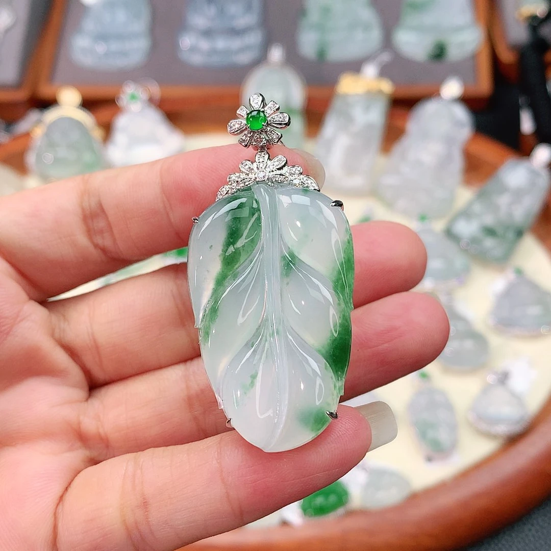 颈饰18K金镶嵌翡翠叶子