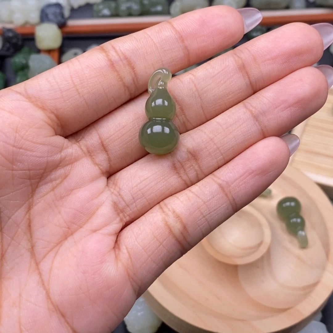 忈***草颈饰未镶嵌和田玉