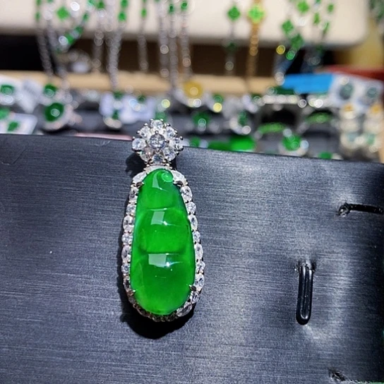 翡翠未镶嵌颈饰吊坠