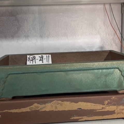 紫砂静**心上面一只禄色马槽