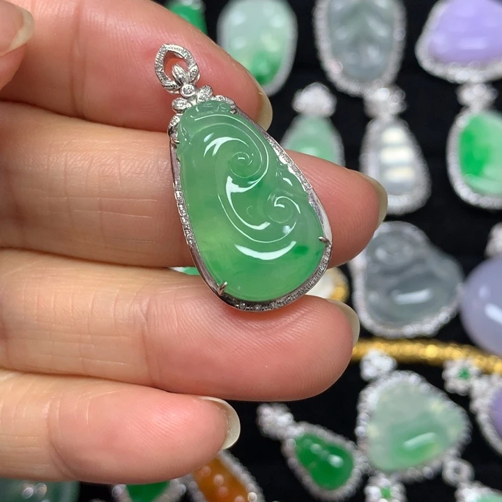 翡翠18K金镶嵌颈饰吊坠