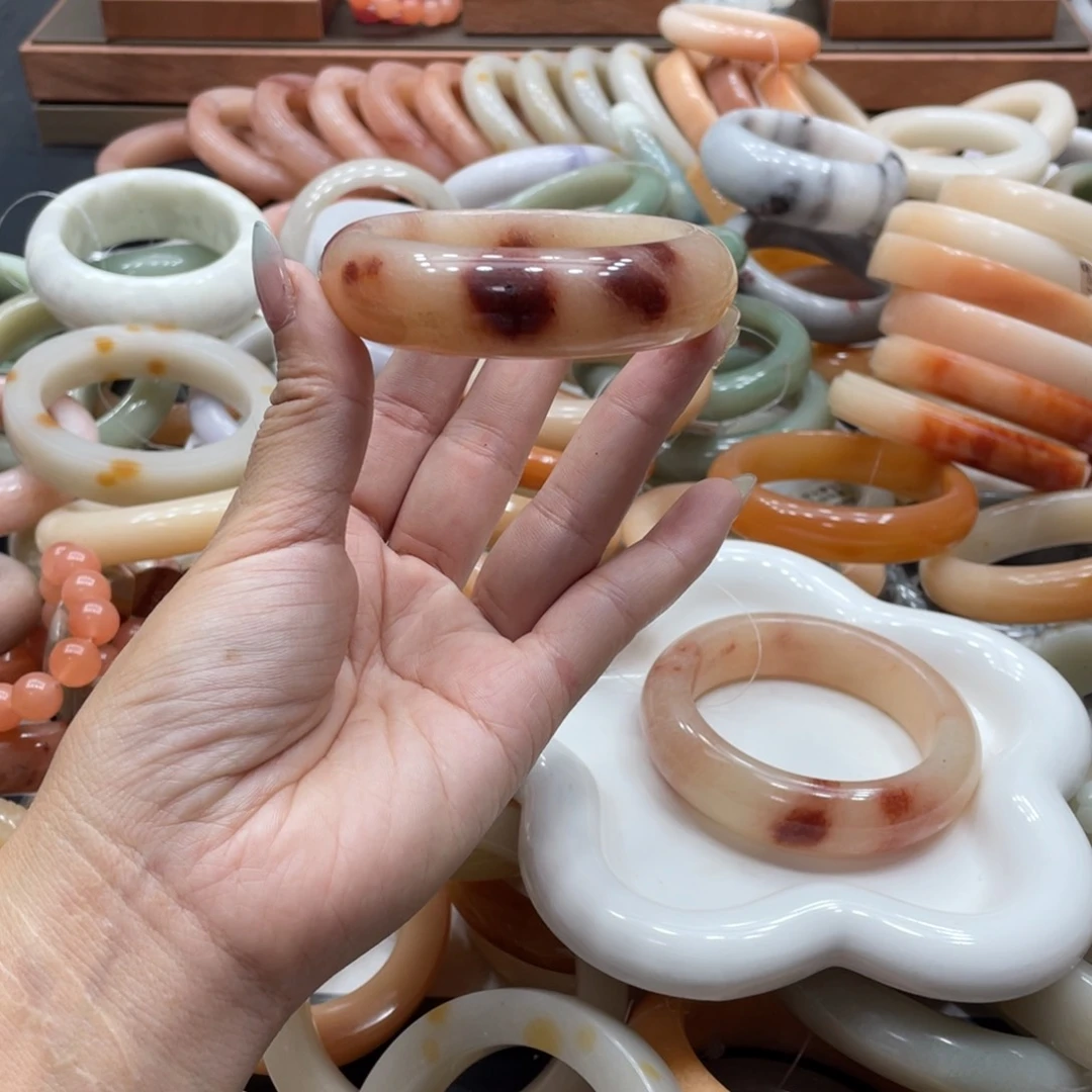 听***雨石英质玉手镯未镶嵌