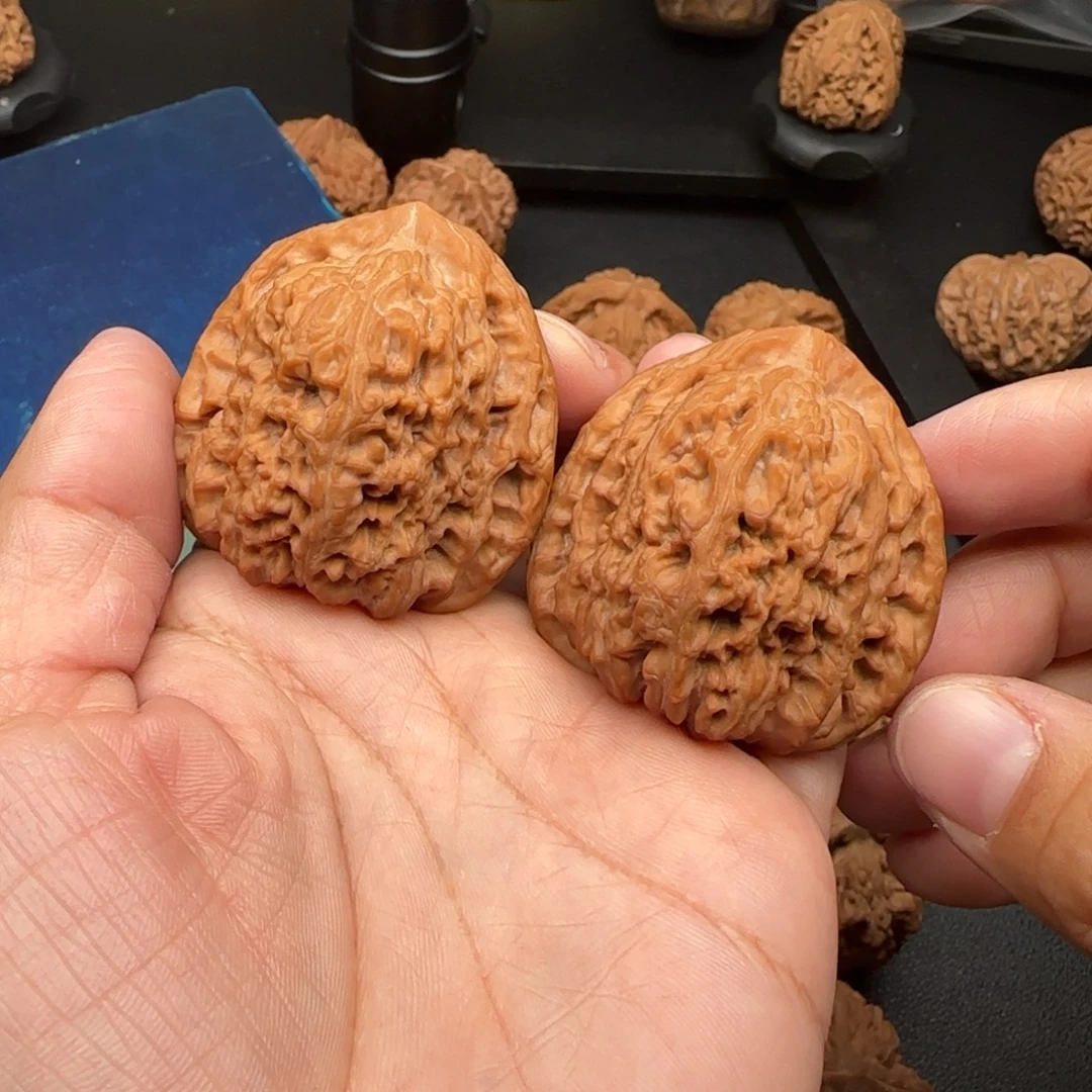 小***扒44尺微瑕南疆石文玩核桃