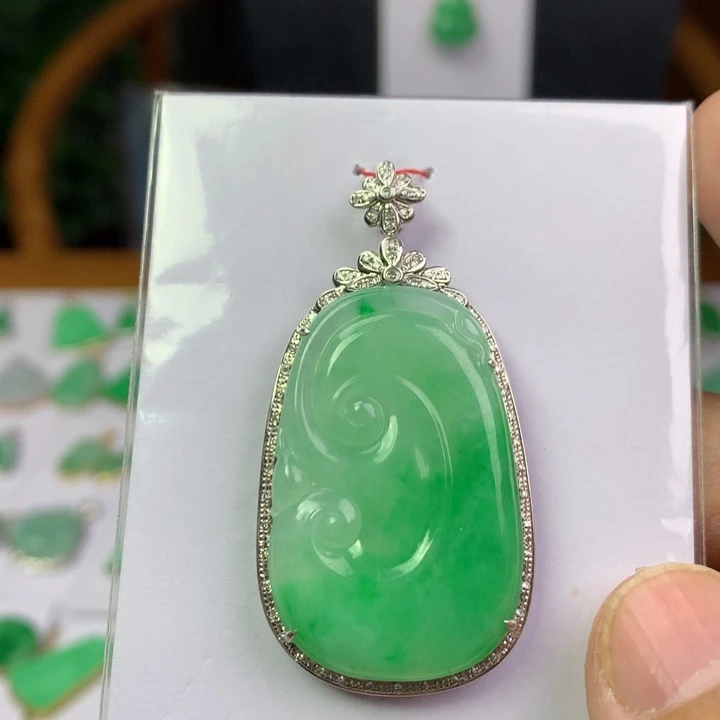 翡翠18K金镶嵌颈饰