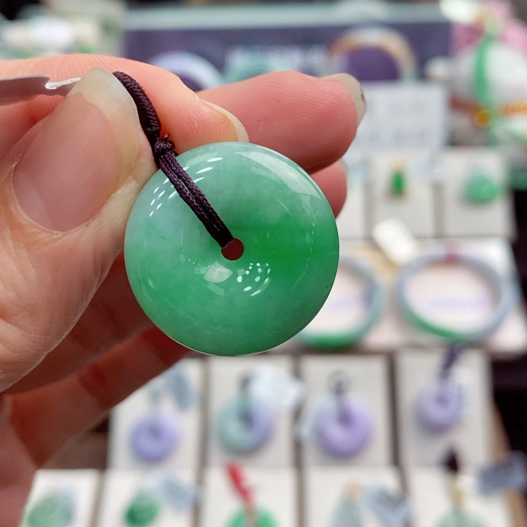 翡翠颈饰未镶嵌平安扣