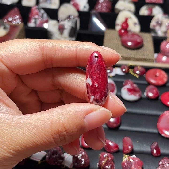 天然辰砂原矿吊坠11.7克