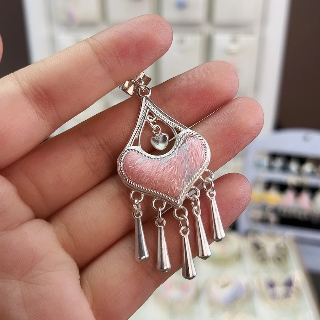 布艺合金爱心吊坠
