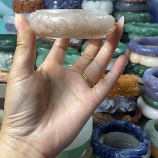 未镶嵌雕花手镯石英质玉