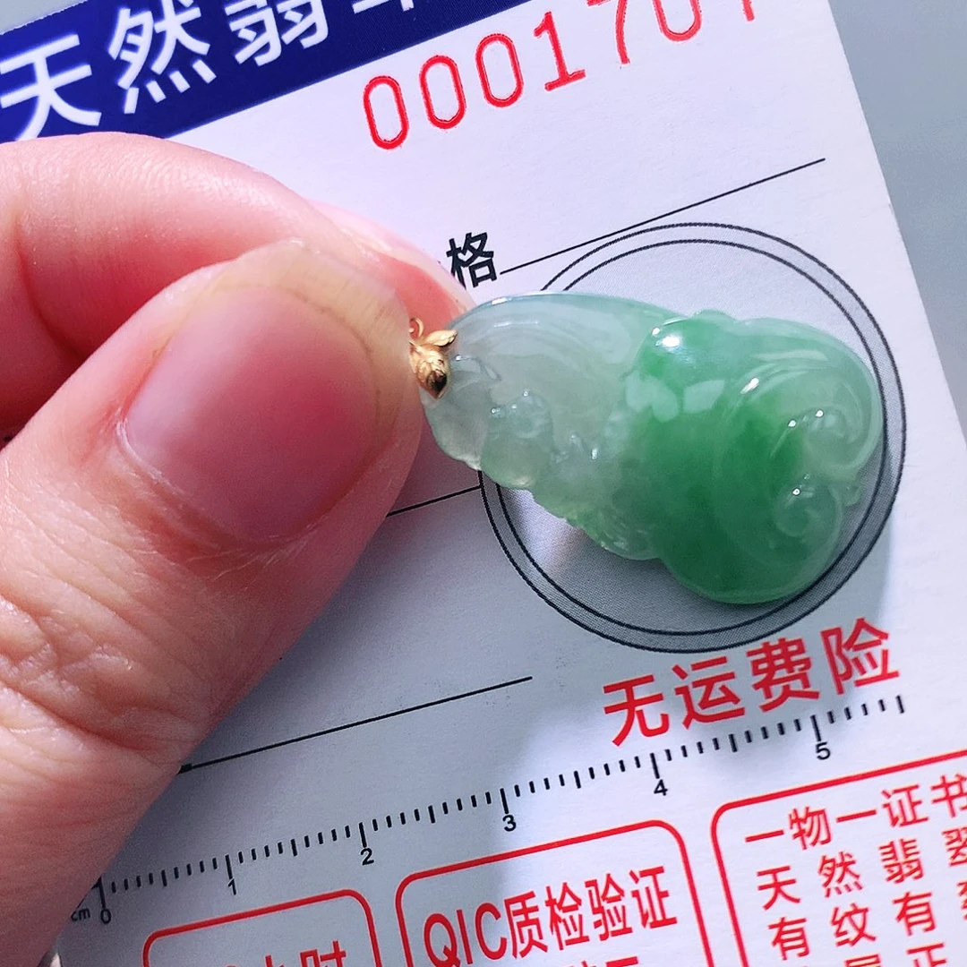 翡翠18K金镶嵌颈饰吊坠