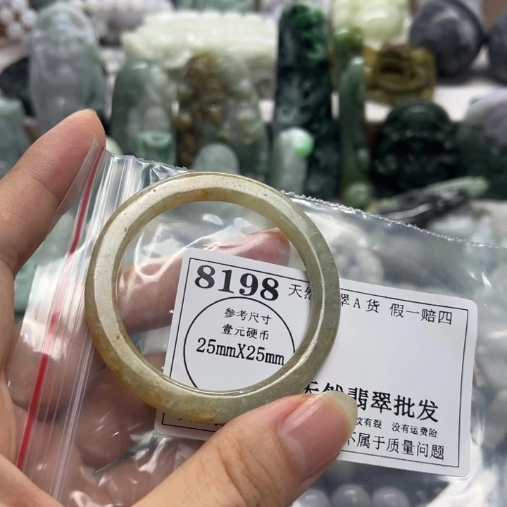 翡翠未镶嵌颈饰8198