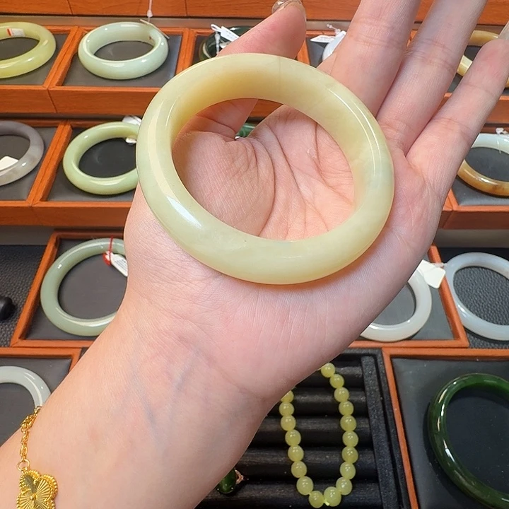 和田玉未镶嵌手镯