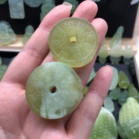 蛇纹石玉未镶嵌颈饰