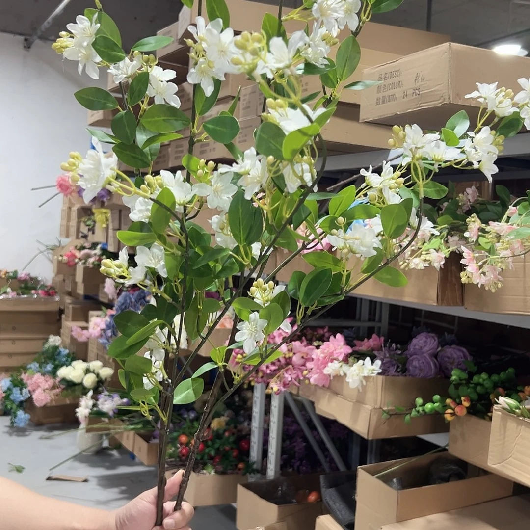 2枝白色月贵花。