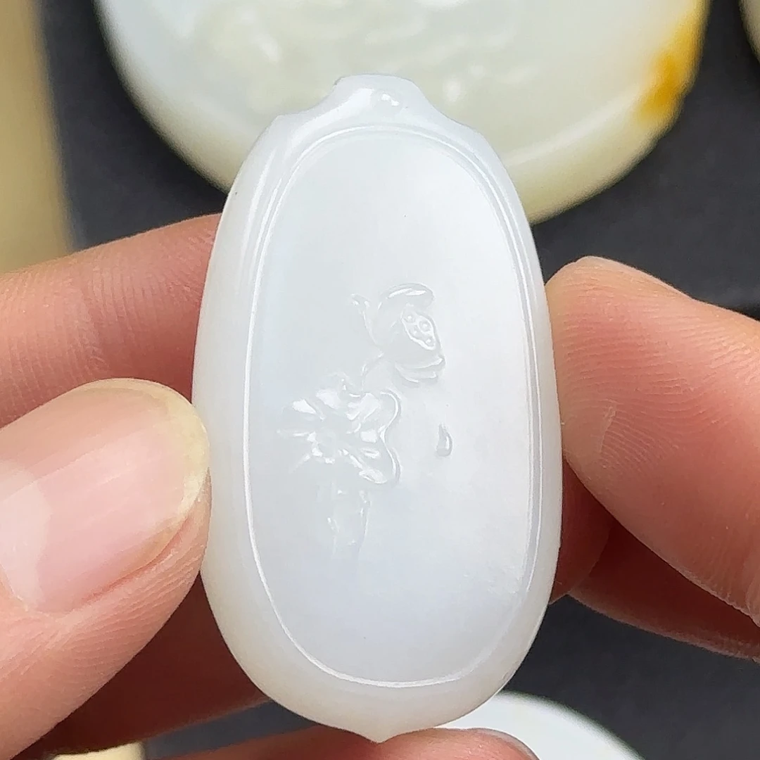 和田玉未镶嵌颈饰无事牌花开富贵