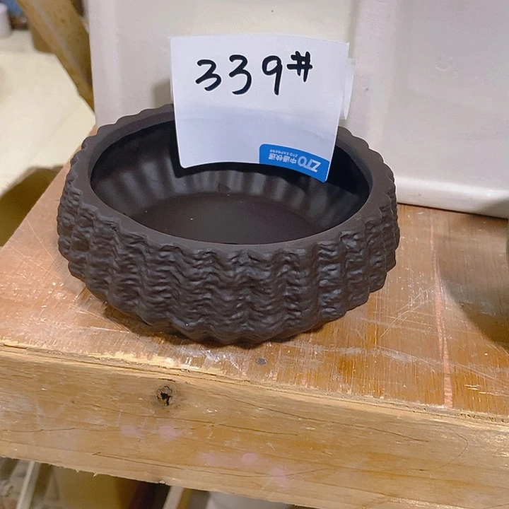 摆件多肉瑕疵盆有孔。