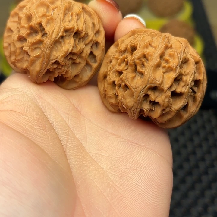 文玩核桃吊坠43红皮苹果园狮子头