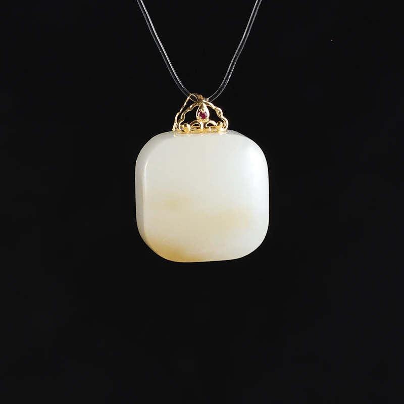 18K金和田玉糖白小方吊坠