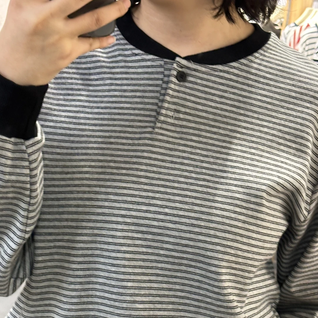 百搭款纽扣细条纹