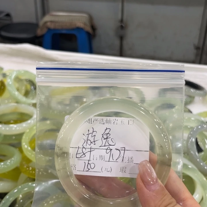 未镶嵌蛇纹石玉手镯游*