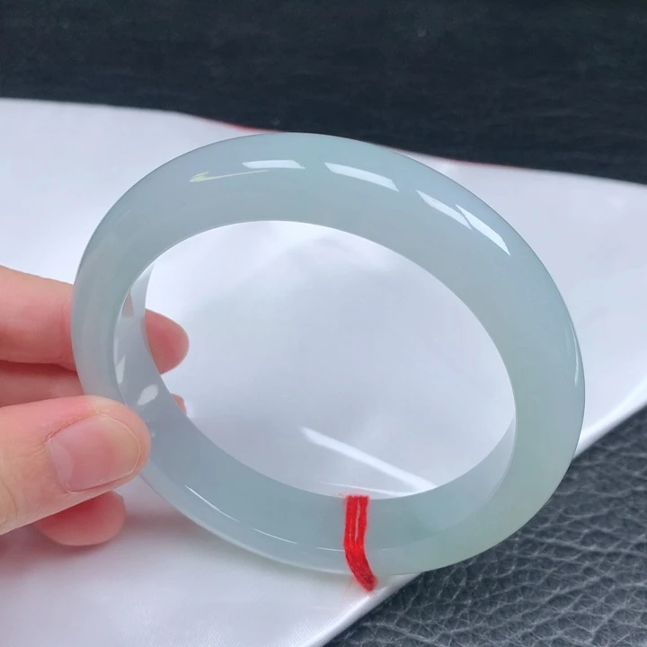 翡翠手镯未镶嵌60-61。