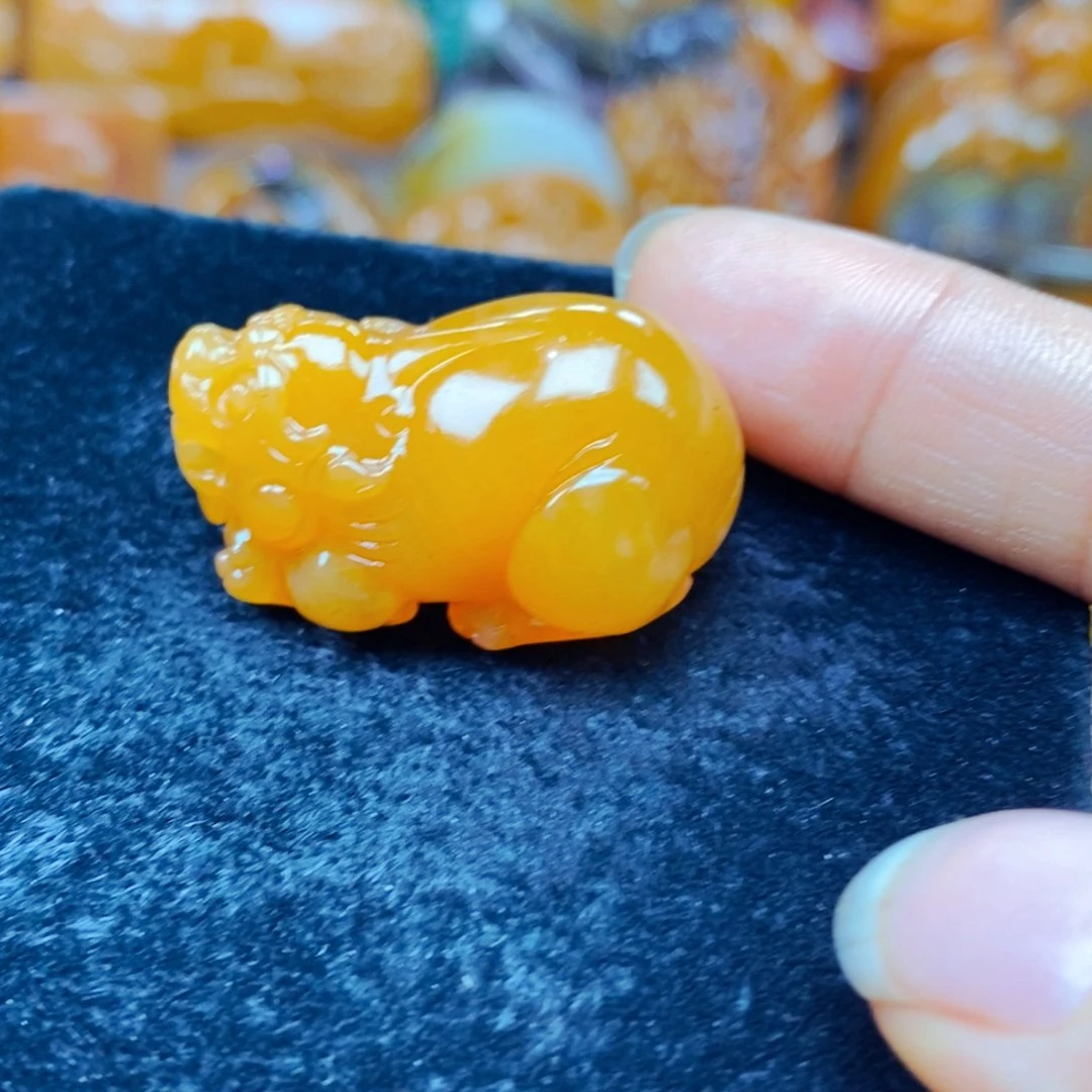 未镶嵌石英质玉（黄龙玉）颈饰