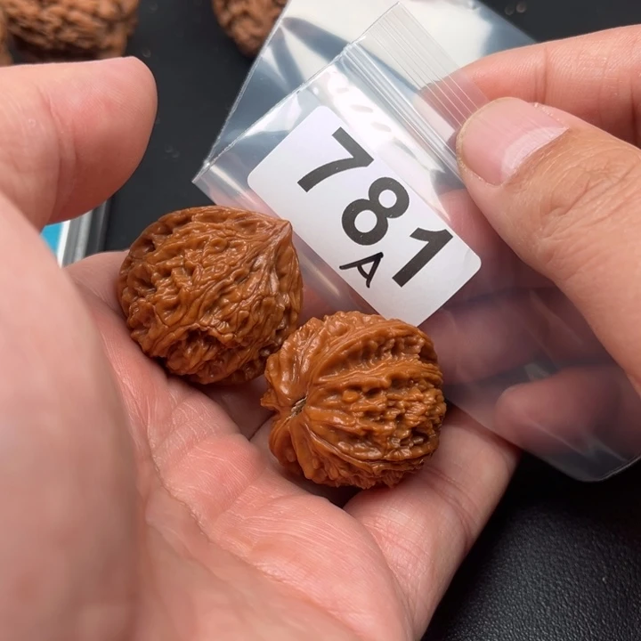 阿***亮把件桃核野生坐佛，带虫眼