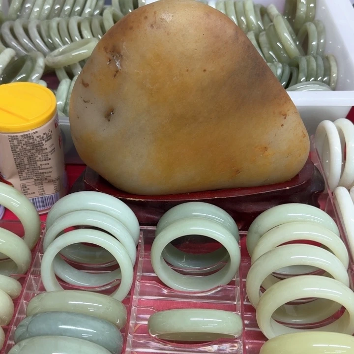 四***遇和田玉手镯未镶嵌