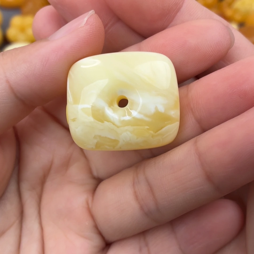 琥珀未镶嵌裸石藏扣