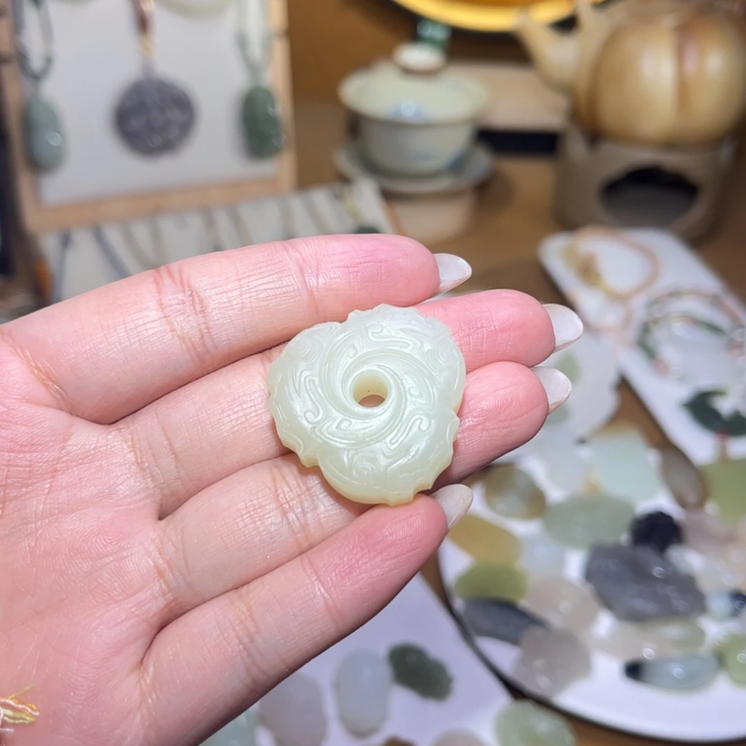 M***i和田玉未镶嵌颈饰