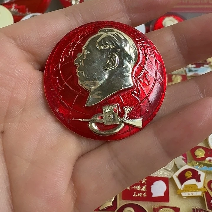 军***情铝合金双层款重庆警备区敬制像章一枚