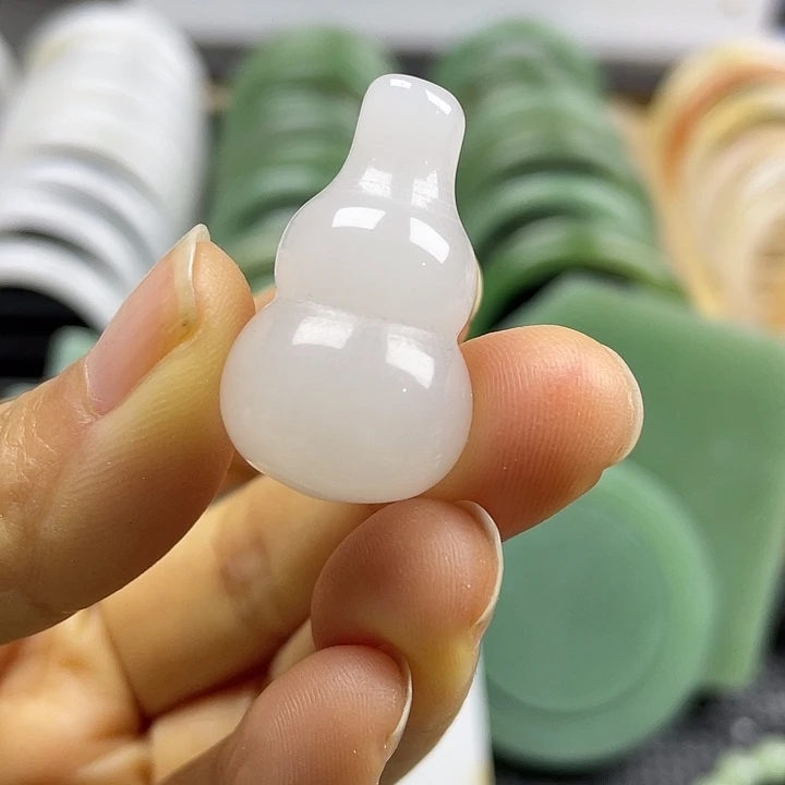 石英质玉（金丝玉）未镶嵌颈饰