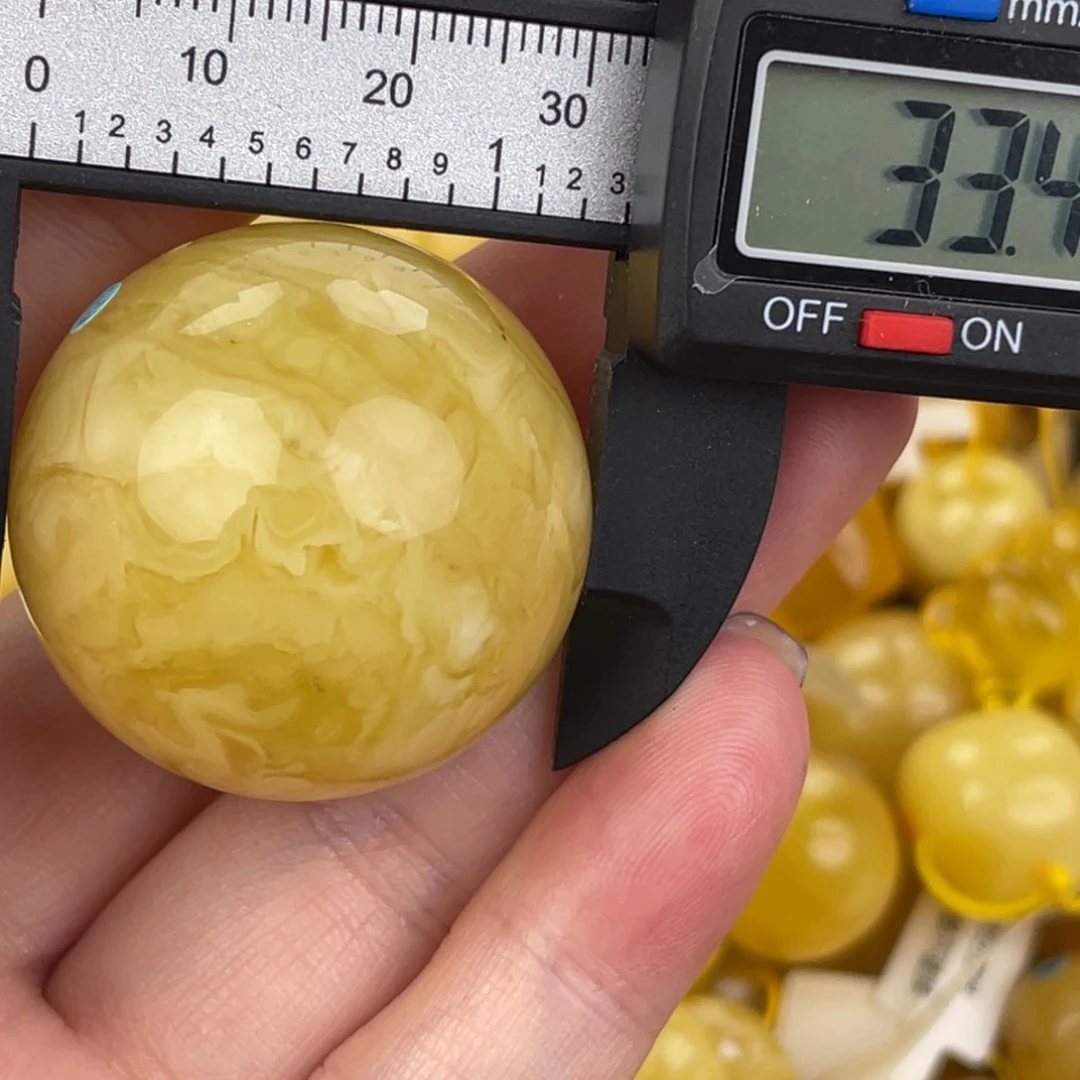 未镶嵌琥珀裸石微瑕675