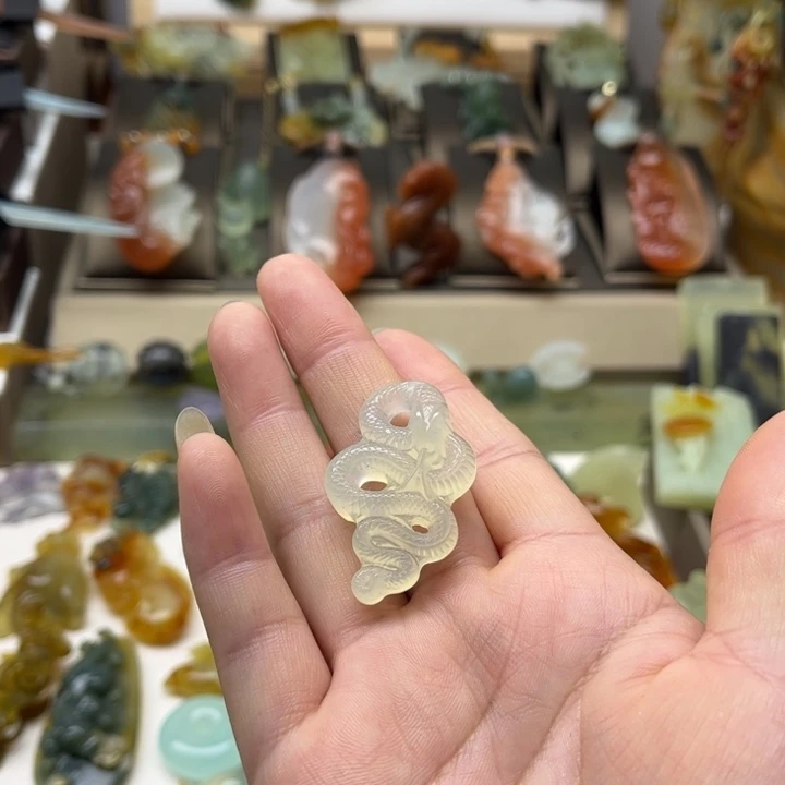 蛇纹石玉未镶嵌颈饰