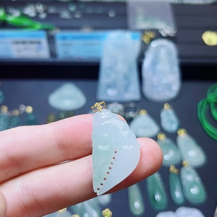 翡翠18K金镶嵌颈饰翡翠
