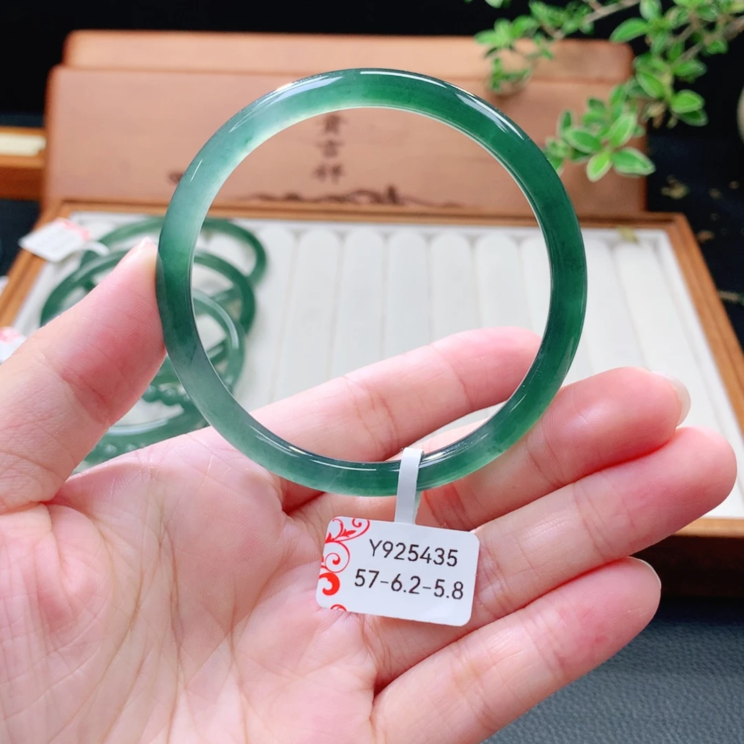 翡翠未镶嵌手镯（圆镯）