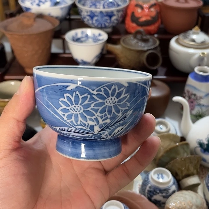 瓷片高足的青花杯子不错的