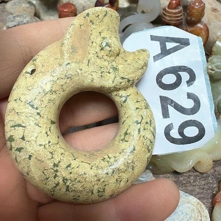 蛇纹石玉颈饰未镶嵌