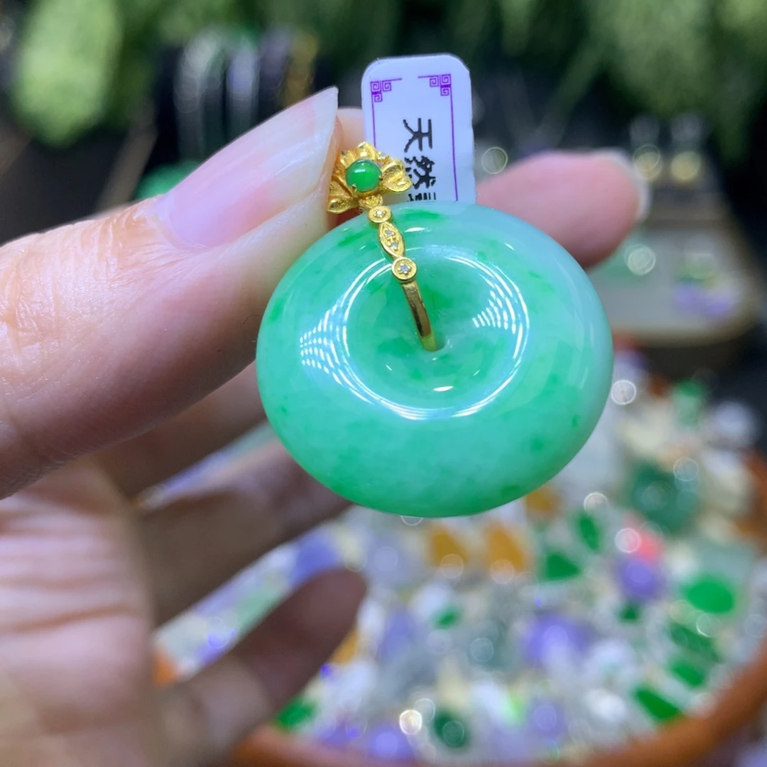 颈饰18K金镶嵌翡翠