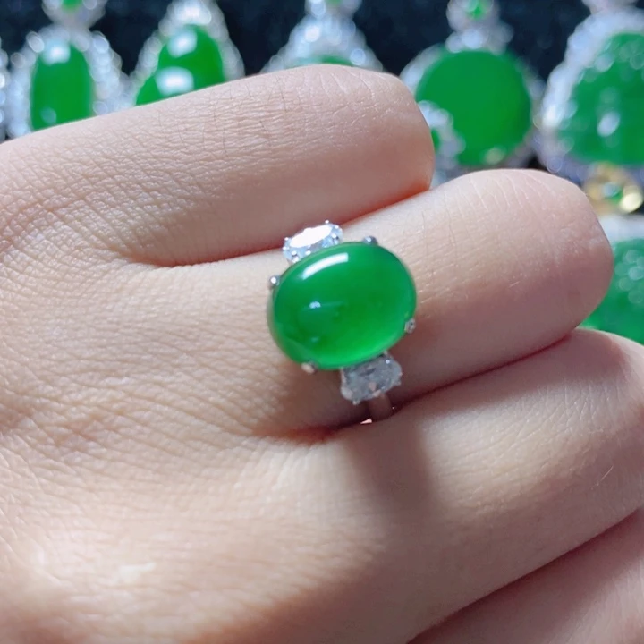 翡翠颈饰18K金镶嵌18。