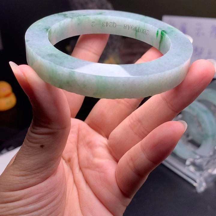定制翡翠清爽翡翠手镯未镶嵌