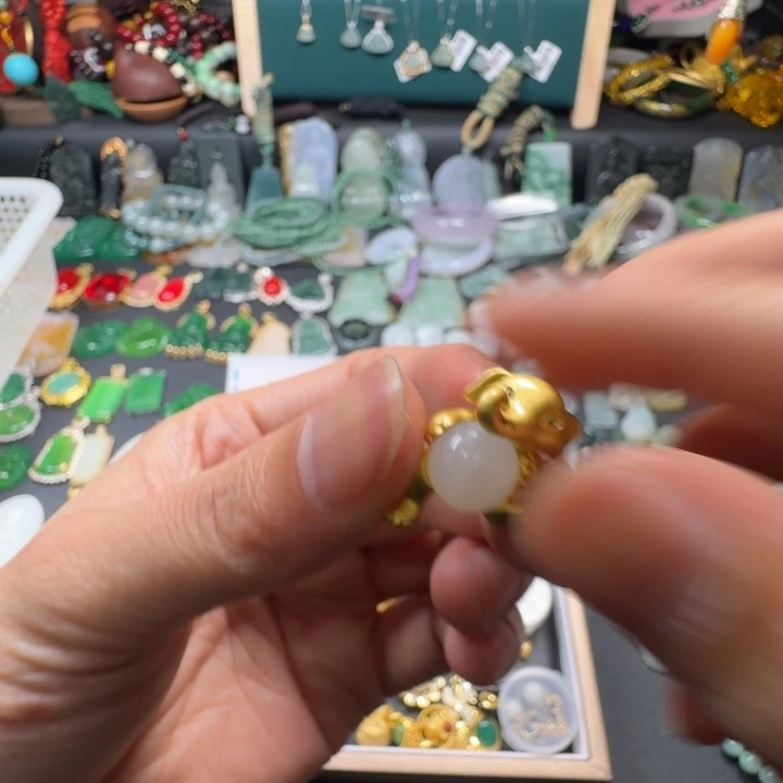 和田玉合金吊坠(赠链)和田玉大象吊坠