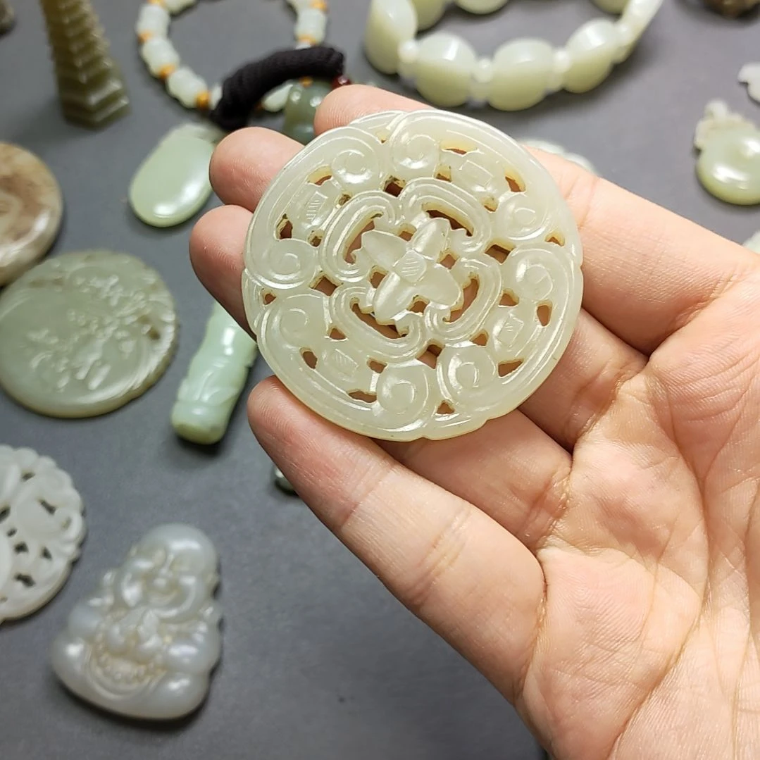 出***众和田玉未镶嵌颈饰