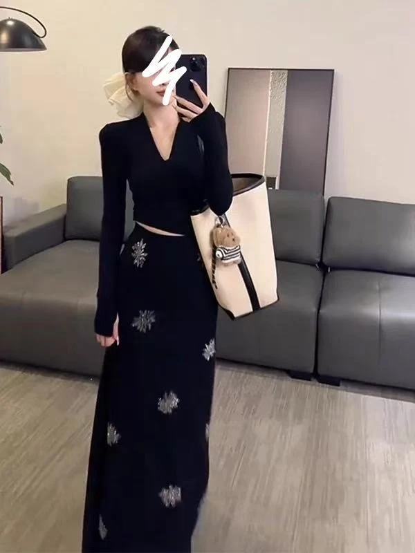 小九九 轻熟风气质小众V领修身长袖T恤+烫钻包臀半身裙两件套6589