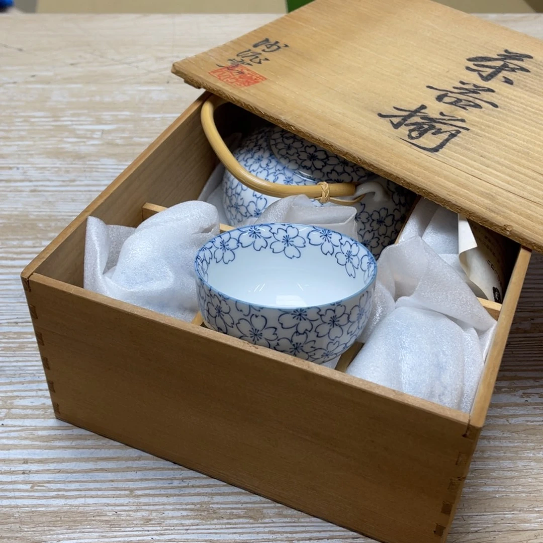 瓷片旧*堂密密麻麻地排列着
