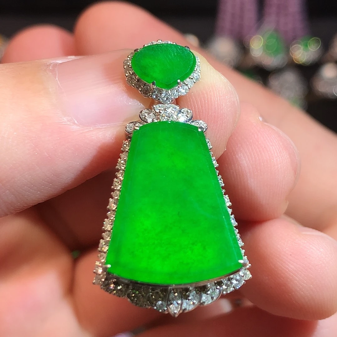 翡翠18K金镶嵌吊坠(赠链)高冰辣绿无事牌吊坠