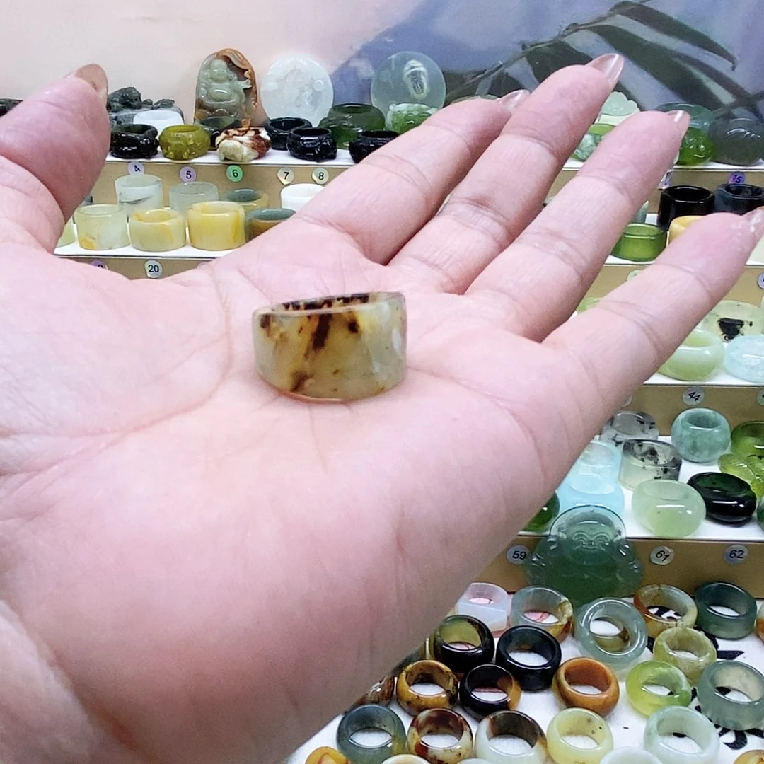 岫玉戒指未镶嵌武****计微瑕不退换