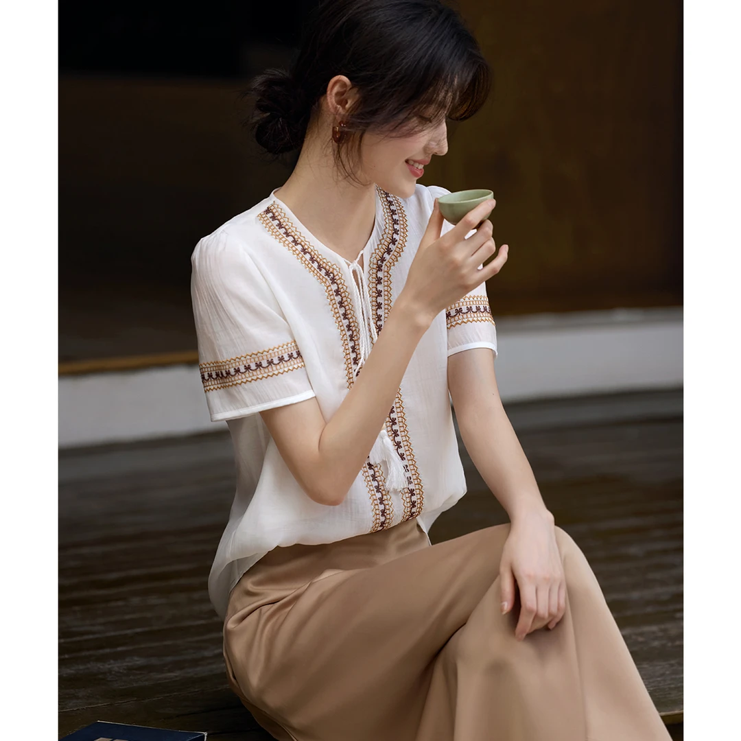 XWI/欣未2025夏季新款时尚精致度假风针织百搭流苏刺绣小衬衫A026